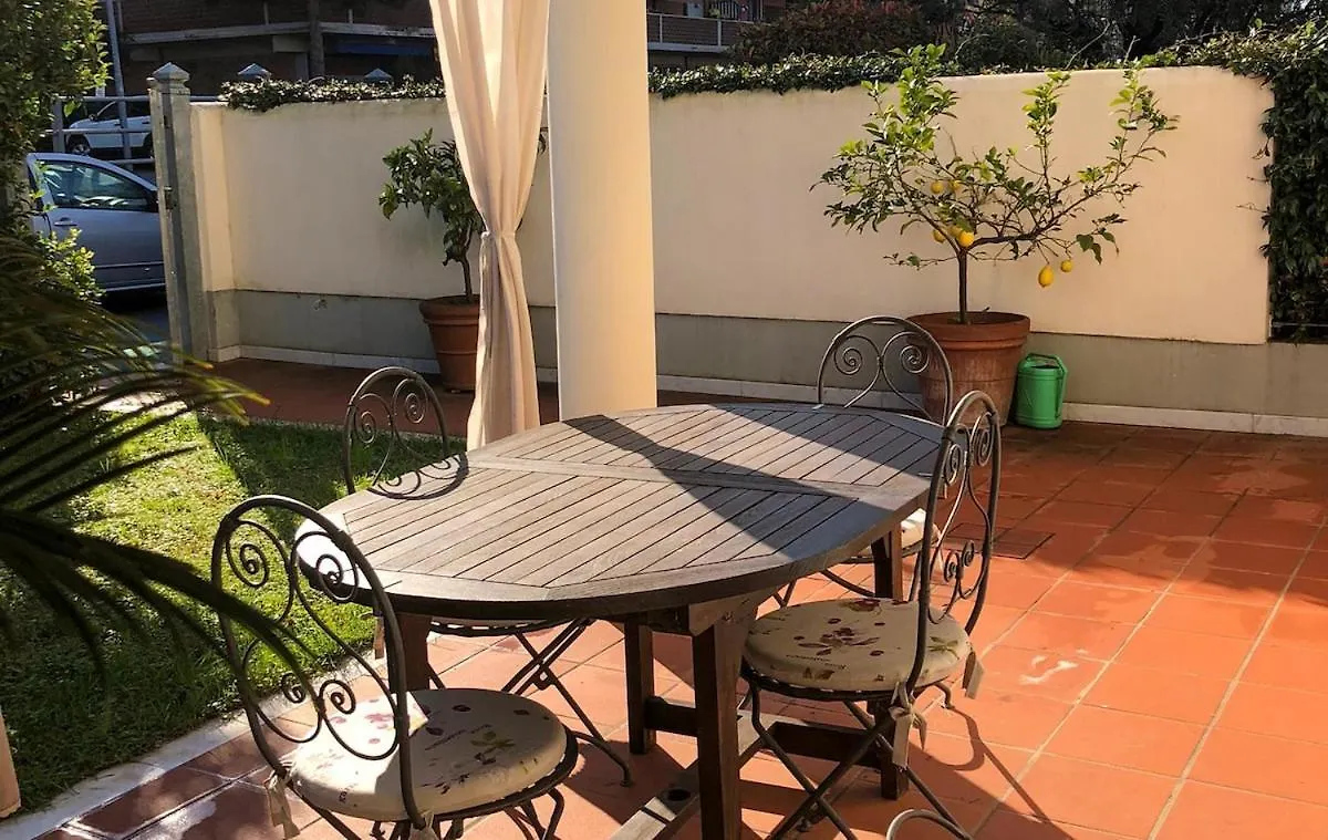 Delightful Apartment With Garden Near The Sea Marina Di Carrara